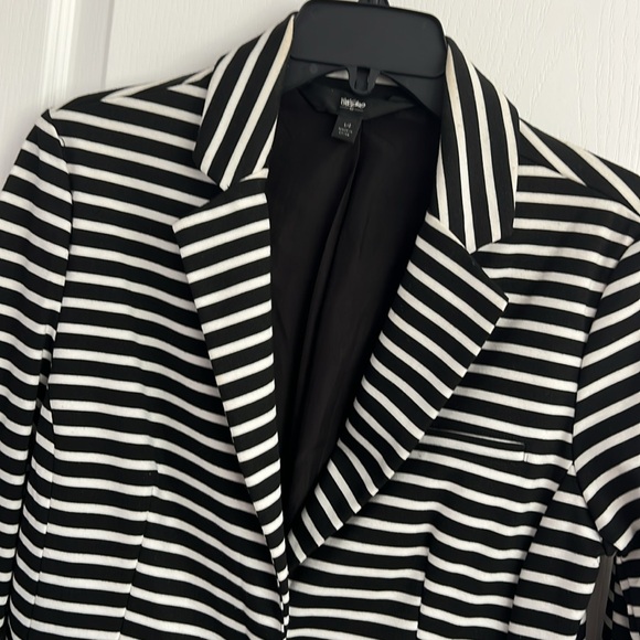 Black and White Striped Blazer - Picture 3 of 6
